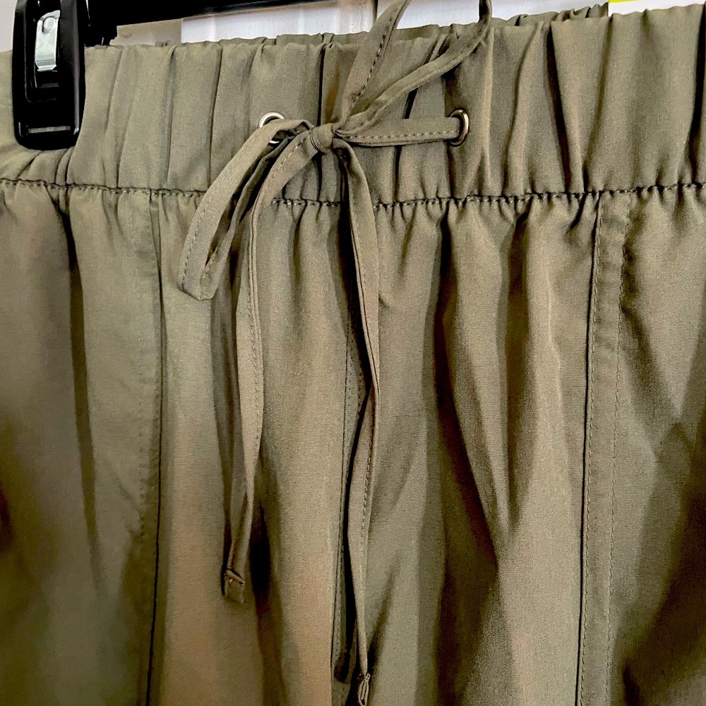 Army 💚 Green 🐸high rise crop pants 👖 Dry-wicking material- NWT